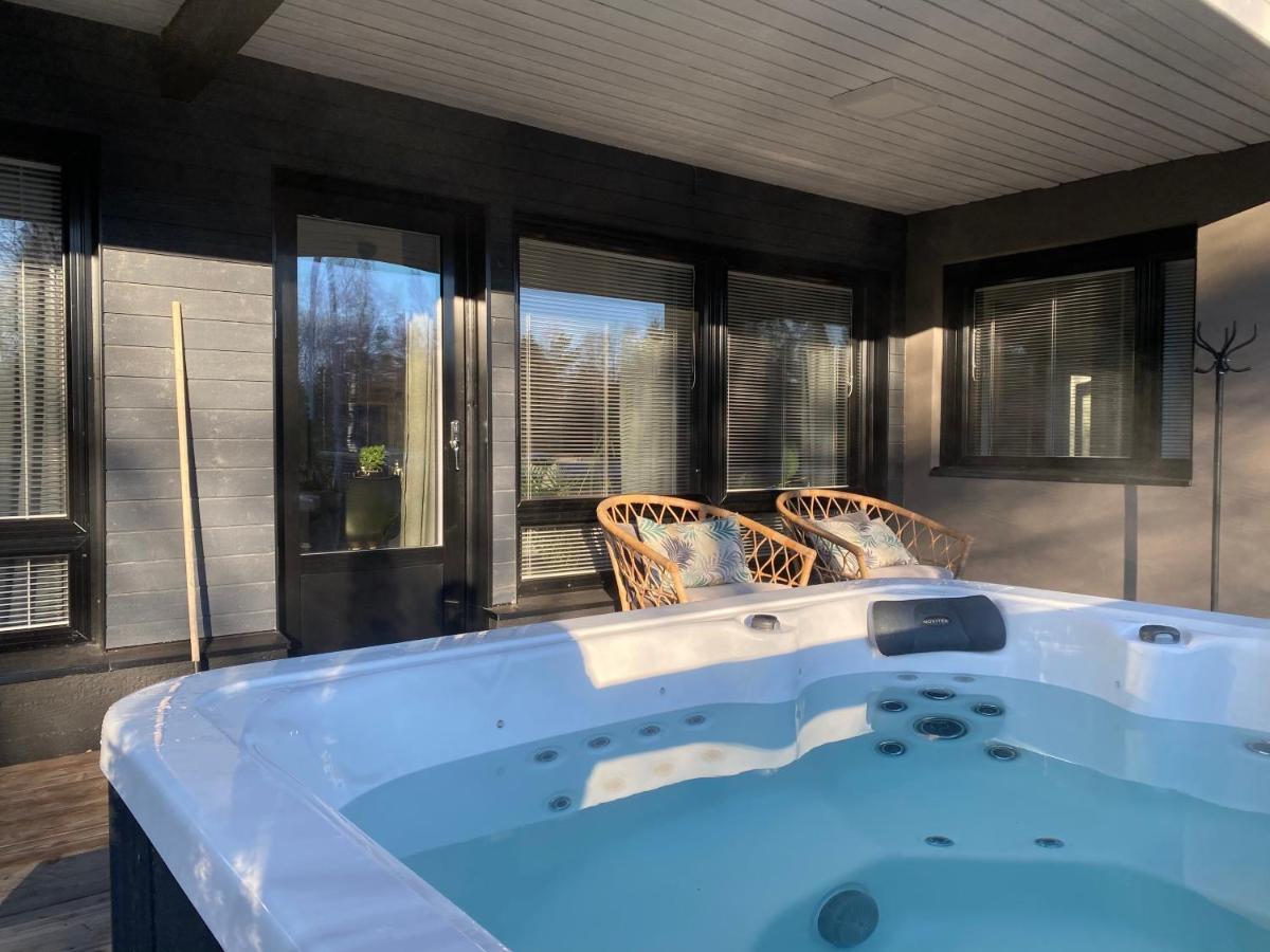 Idyllic Villa Unikko With Jacuzzi And Sauna ポリ エクステリア 写真